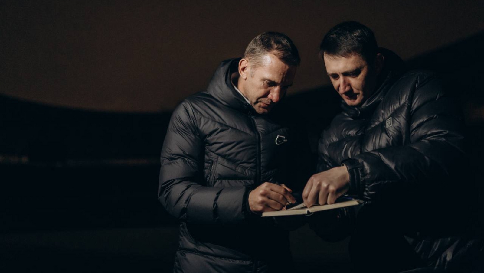 Андрій Шевченко вручив браслети з автографом переможцям розіграшу від monobank