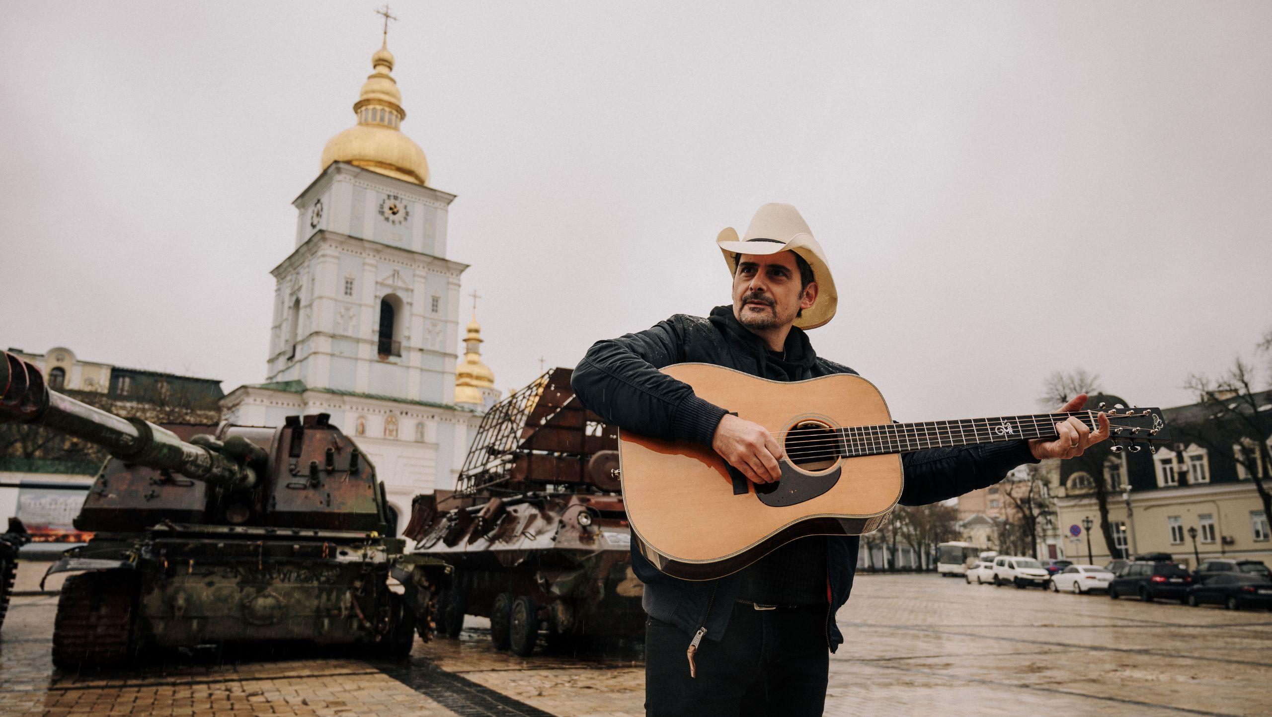 World country music star and UNITED24 ambassador Brad Paisley sung
