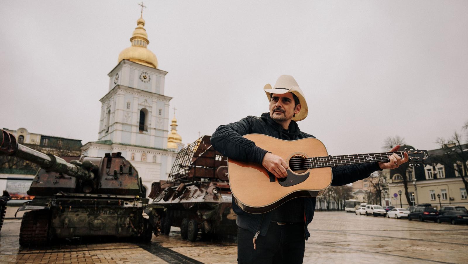 World country music star and UNITED24 ambassador Brad Paisley sung ‘Chervona Ruta’ in the center of Kyiv