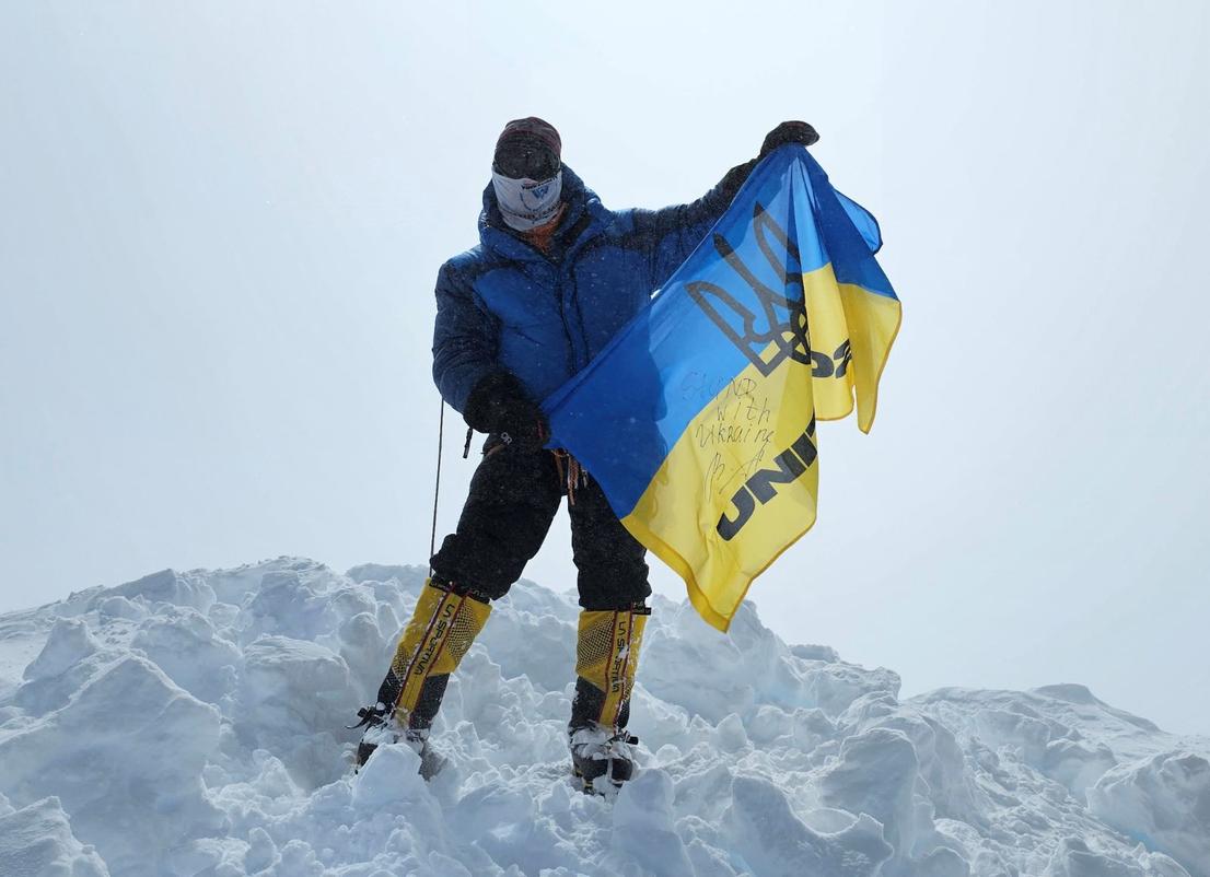 A UNITED24 flag, signed by Volodymyr Zelenskyy, now flies on the highest point in North America