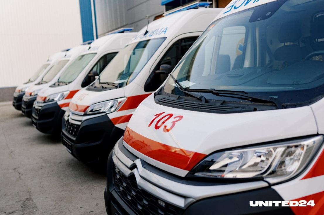 14 автівок швидкої допомоги, придбаних завдяки партнерам UNITED24, поїхали рятувати життя в різні куточки України